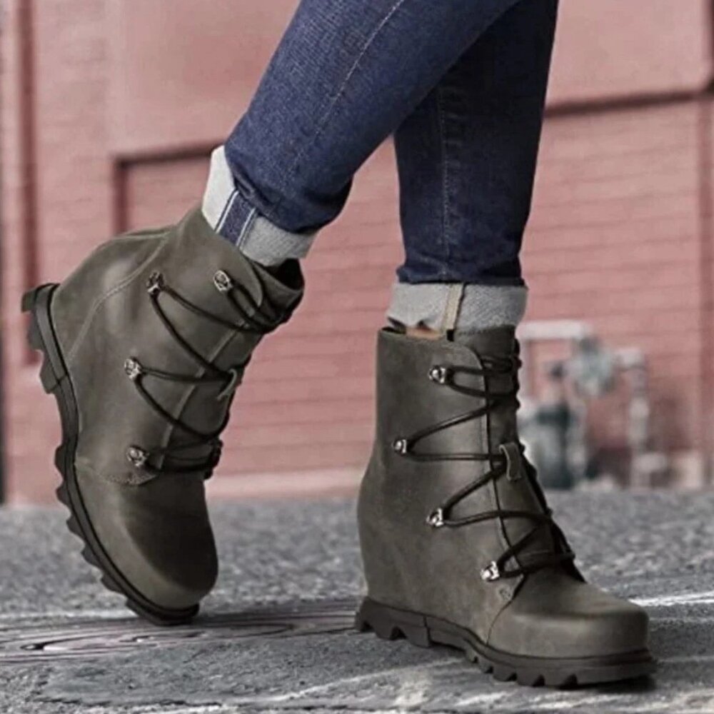 Sorel Joan Of Arctic Wedge III Lace Up Waterproof Gray Boots Size 9 Rarely Worn